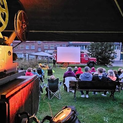 Mittsommernachts-Open-Air-Stummfilm-Kino im Klützer Stadtgarten