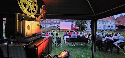 Mittsommernachts-Open-Air-Stummfilm-Kino im Klützer Stadtgarten