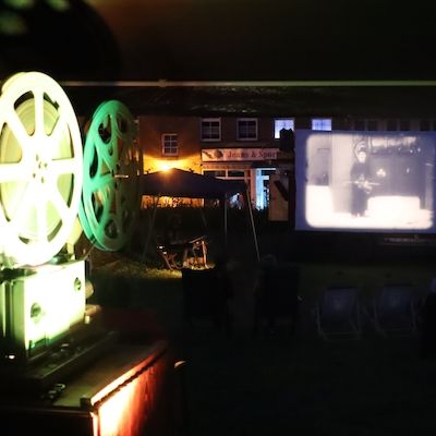 Open-Air-Stummfilm-Wanderkino im Klützer Stadtgarten