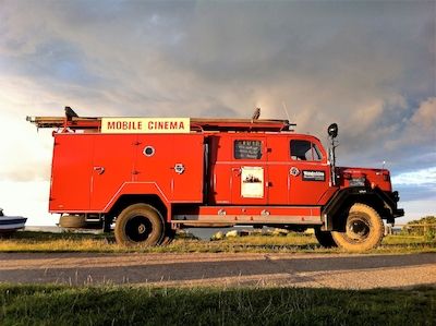 Open-Air-Stummfilm-Wanderkino am Strand