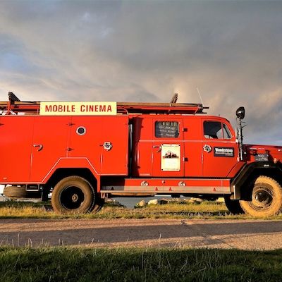 Open-Air-Stummfilm-Wanderkino am Strand